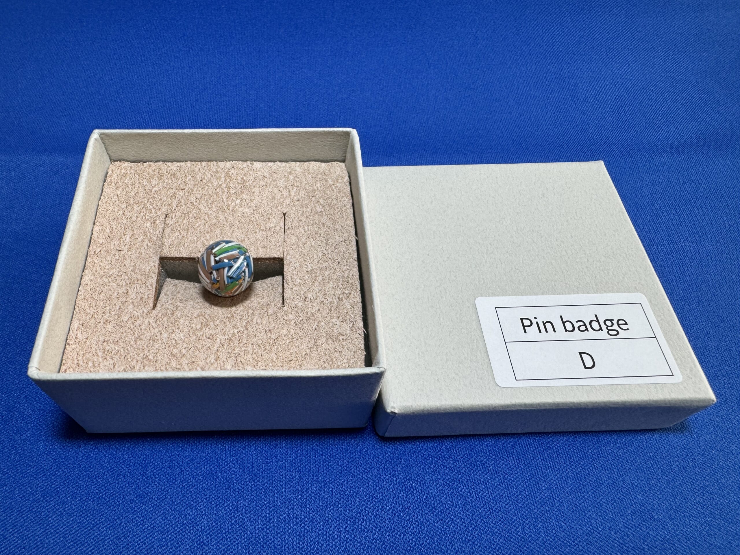 Pin badge_D