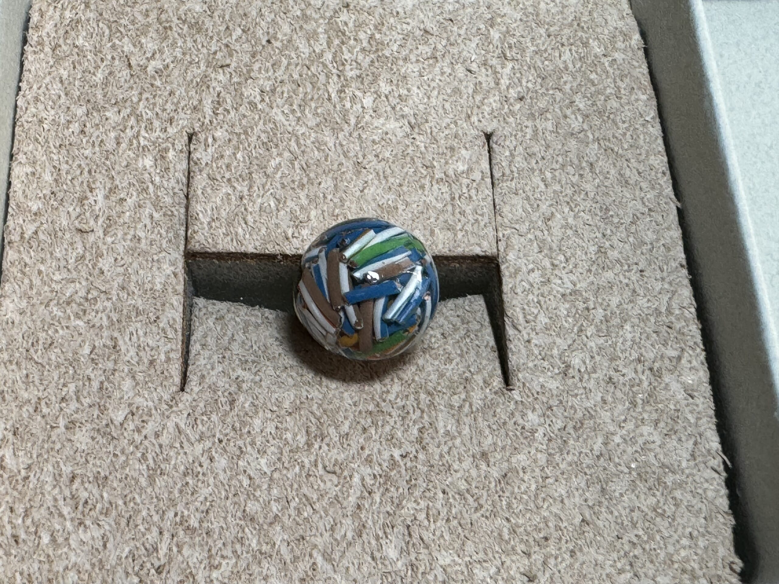 Pin badge_D